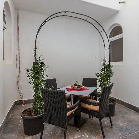 Ljubica בית הארחה